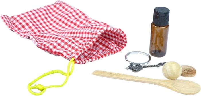 Compact set suitable for travel