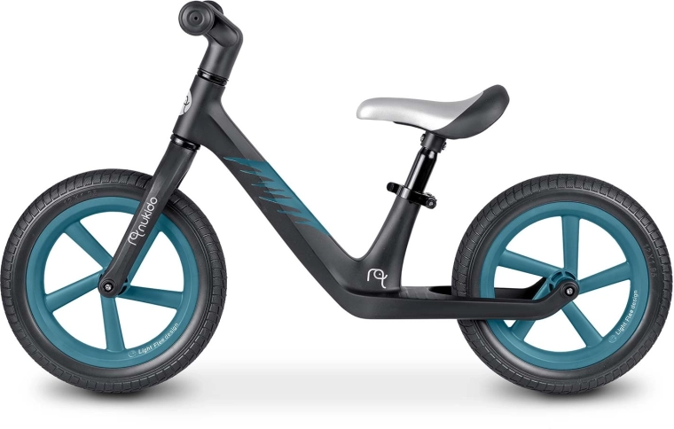 Seat adjustable to the child