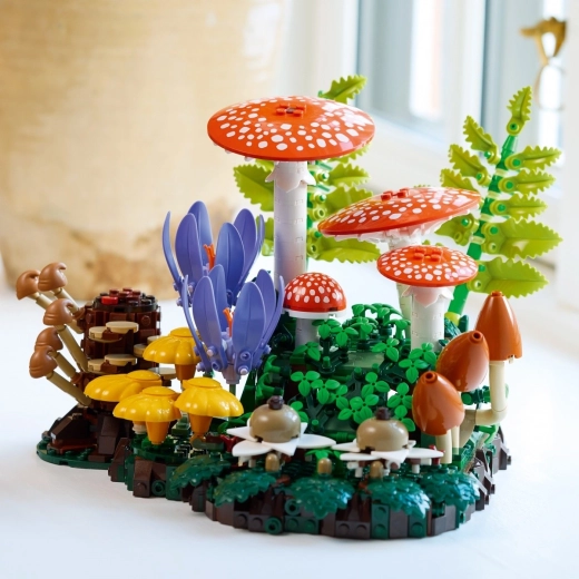 Detalėmis turtinga miško diorama