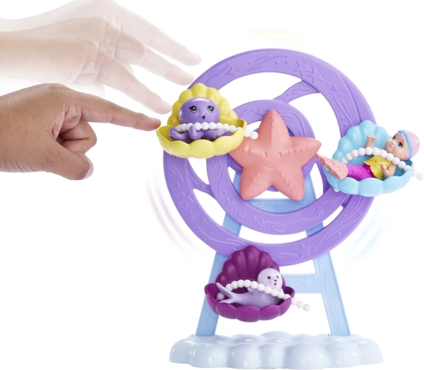 Besisukanti karuselė su kriauklių formos sėdynėmis