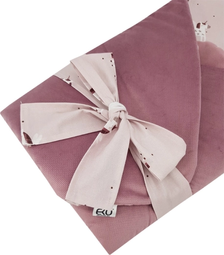 Easy swaddling thanks to hook-and-loop and a bow