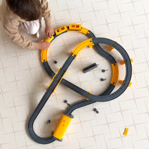 Your own railway track made of 92 pieces