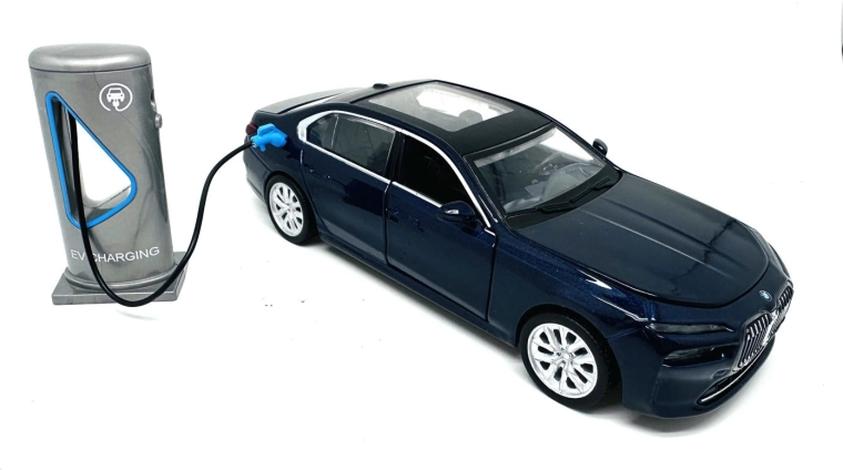 MSZ BMW i7 automobilio modelis 1/32 su šviesa ir garsu – 1 vnt.