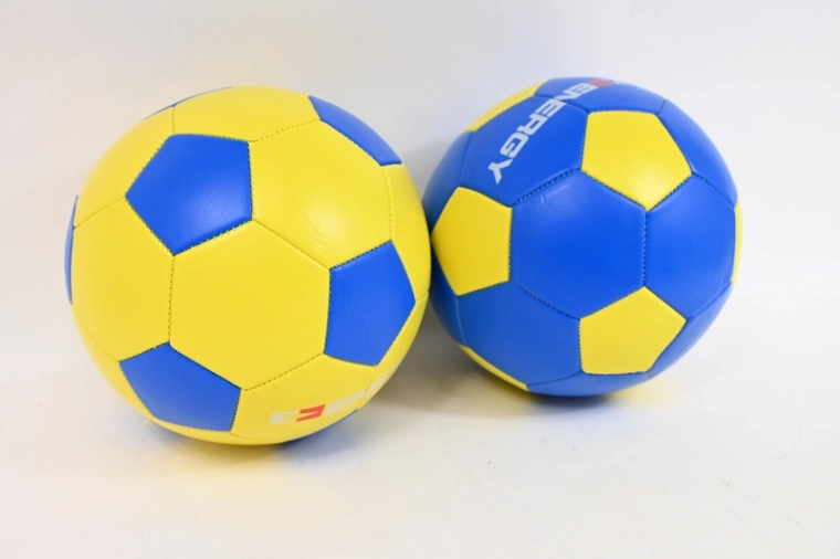 Geltonas ir mėlynas futbolo kamuolys