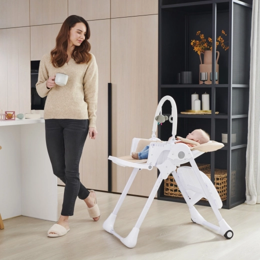 2-in-1: high chair and newborn bouncer