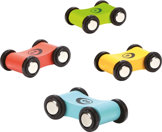 Keturi patvarūs automobiliukai rinkinyje