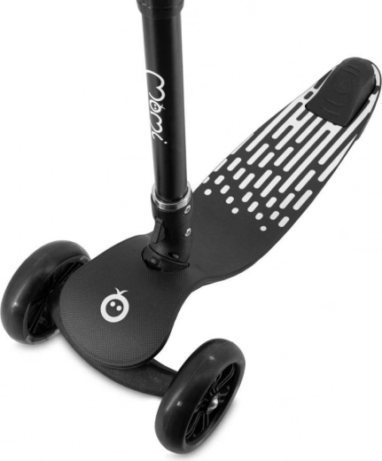 Stability of three wheels and non-slip deck