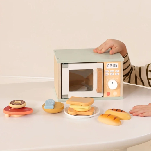 Rich wooden accessories included