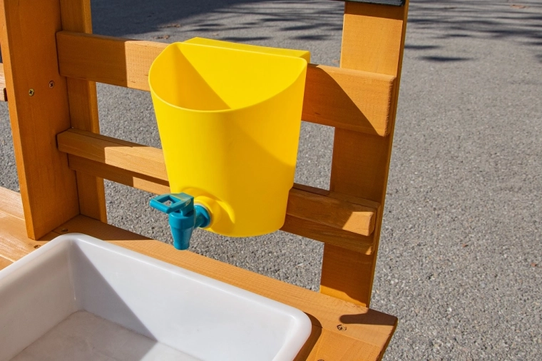 Tikras vandens žaidimas su talpa ir čiaupu