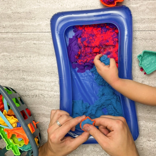 Švarus žaidimas namuose su pripučiamu padėklu