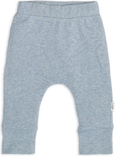 Comfortable cut with a dropped crotch