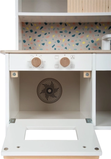 Realistic play thanks to turnable knobs and oven