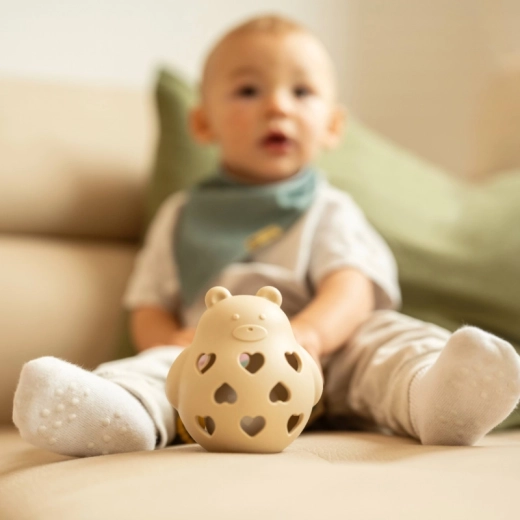 A rattle that supports hearing and attention