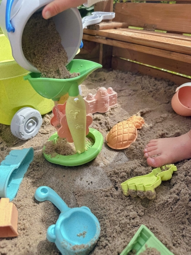 Malūnėlis su sieteliu vandeniui ir smėliui