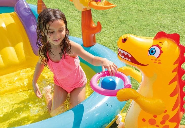 Žaidimai su kamuoliukais ir dinozaurų elementais