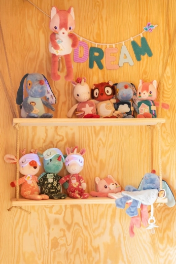 Easy to hang on a crib or playpen