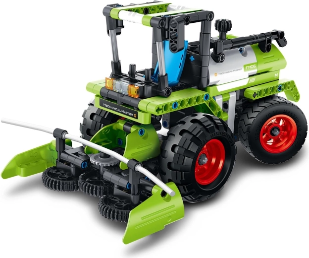 Combine harvester with a distinctive front attachment