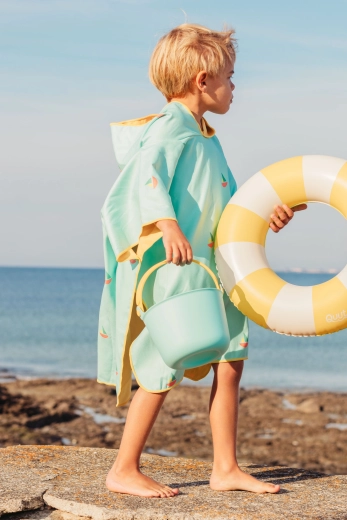 Quut kids’ beach poncho with hood, Banana Blue