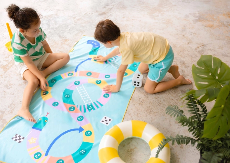 Quut kids' 2-in-1 beach towel: Snakes and Ladders, large 180 × 100 cm