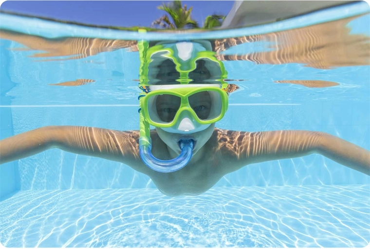 Comfortable breathing with a snorkel featuring a purge valve