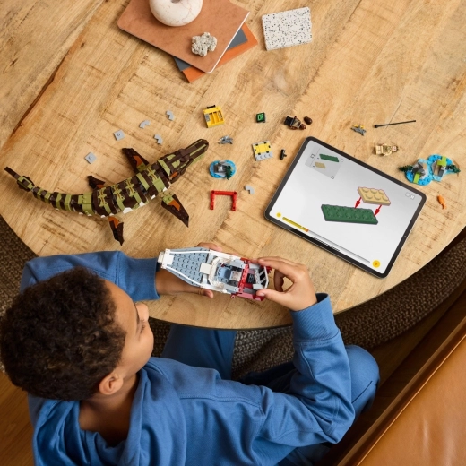 Creative building with LEGO Builder