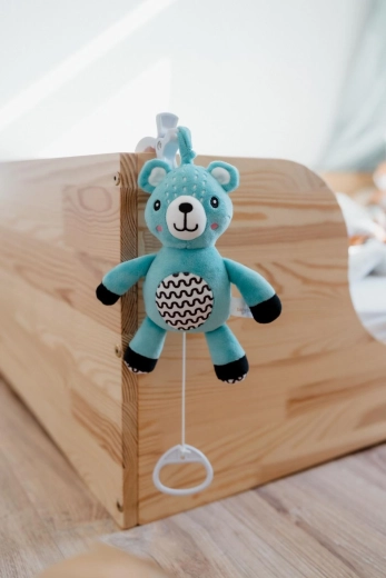 Minkštas pliušas ir kontrastiniai raštai