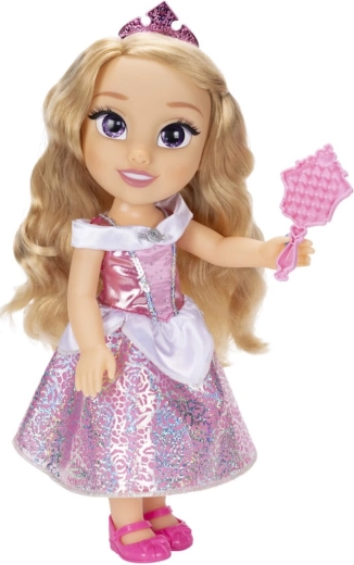 Karališka išvaizda su tiara ir blizgančia suknele