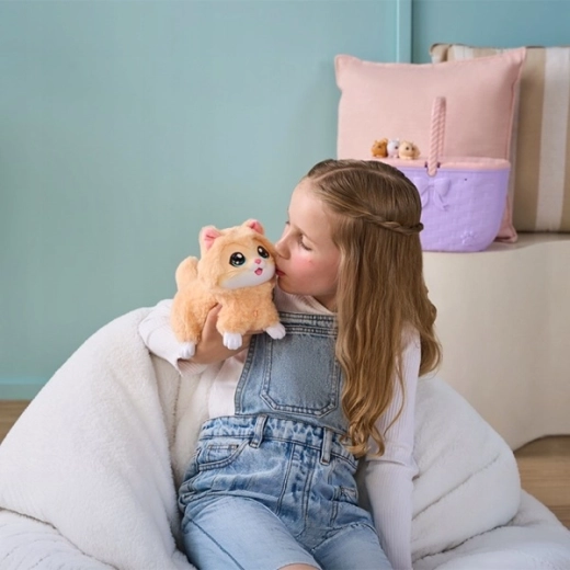 Interaktyvi mama katė reaguoja žaidžiant