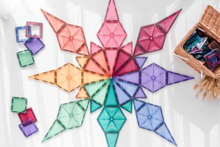 Permatomos pastelinių spalvų plytelės ir kokybiškas apdirbimas