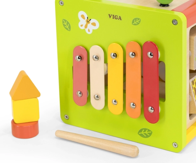 Musical play with a xylophone