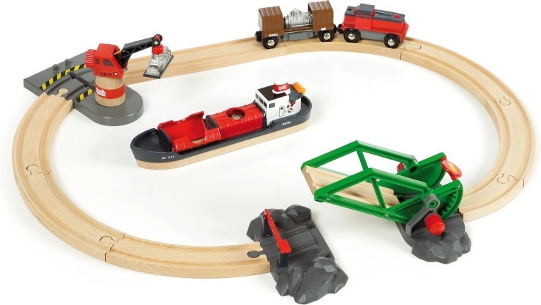 Brio World uostas su krovininiu laivu ir bėgiais