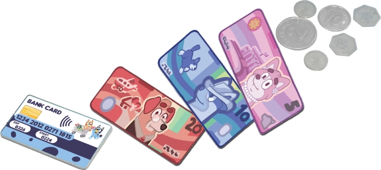 Pinigai ir mokėjimo kortelė pakuotėje