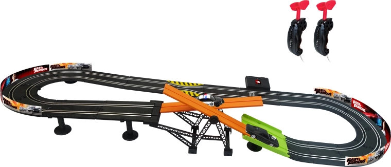 3,3 m ilgio veiksmo trasa su specialia kliūtimi