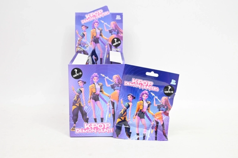 K-pop „blind bag“ raktų pakabukas KPop Demon Hunters (12 vnt. ekspozicijoje)