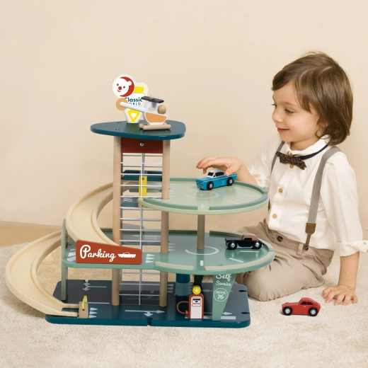 Trys aukštai su liftu ir tolygiomis rampomis