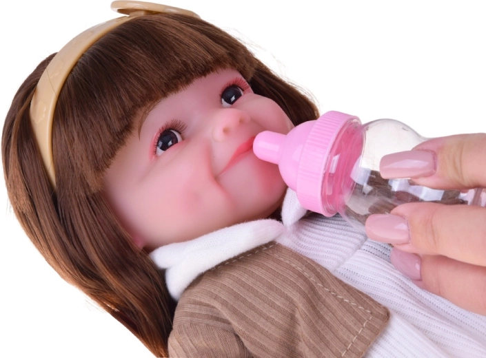 Tikroviška priežiūra su buteliuku ir sauskelnėmis