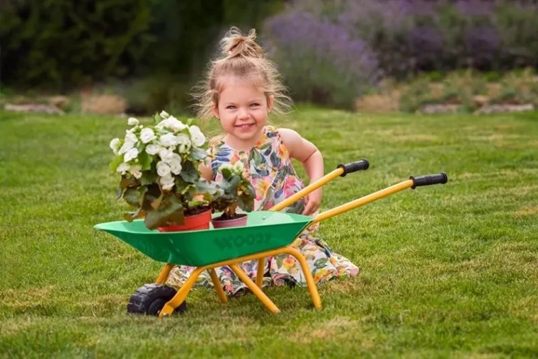 Stable construction for outdoor play