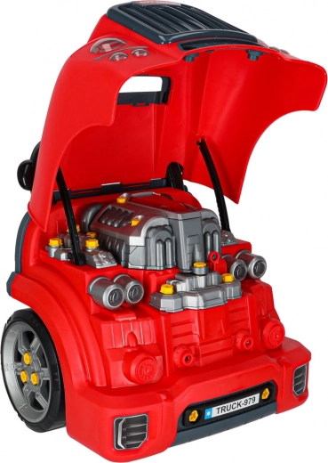 Atidaromas kapotas ir išardomas variklis