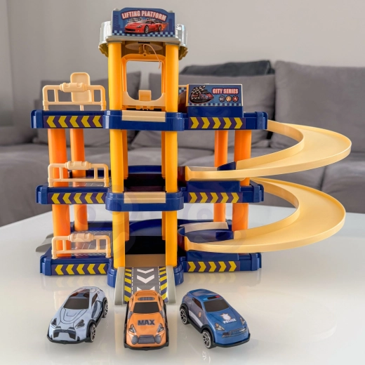 Trys automobiliai komplekte