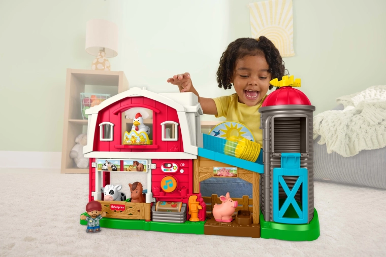 Dviaukštė klėtis su silosu ir rampa