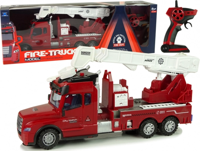 RC gaisrinė mašina su kranu 2,4 GHz su šviesomis ir garsais – raudona