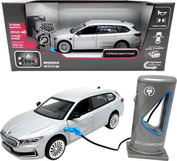 Metalinis Škoda Superb IV Combi modelis 1:35 su garsais ir šviesomis, sidabriškai pilkas