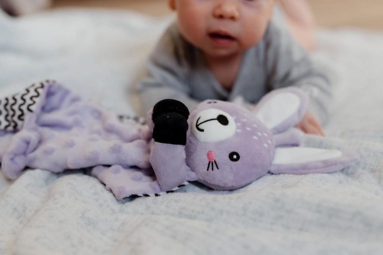 Integruotas barškutis švelniai klausos stimuliacijai