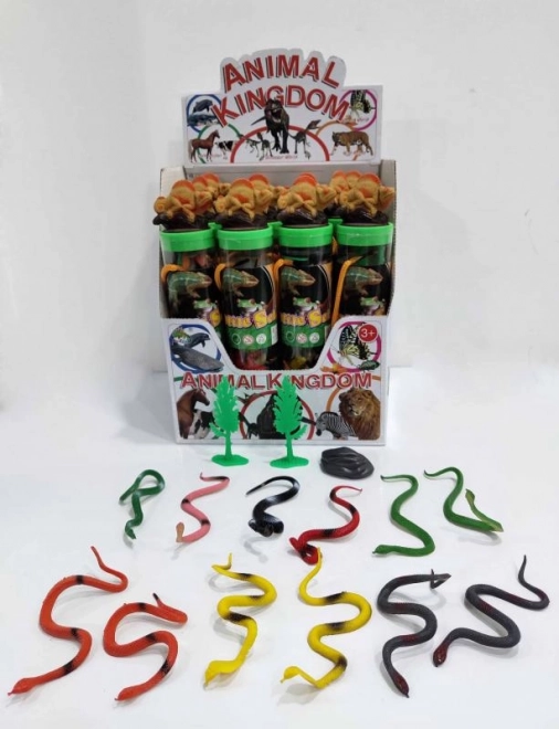 Gyvatės tubuse – guminės gyvatės rinkinyje plastikiniame dėkle