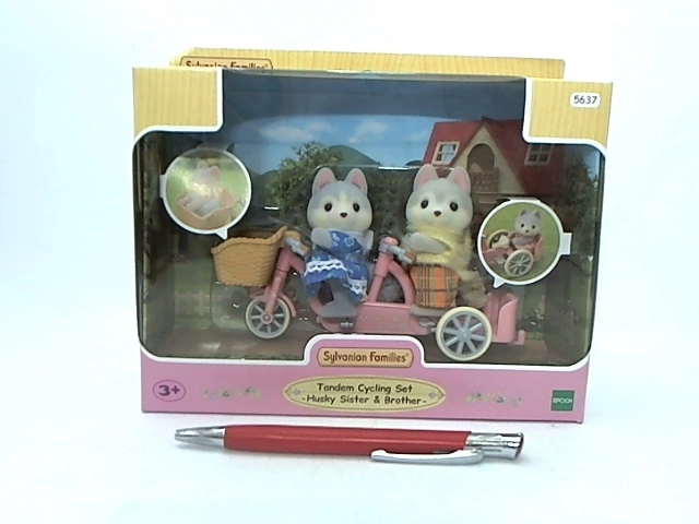 „Sylvanian Families“ haskiai ant tandeminio dviračio