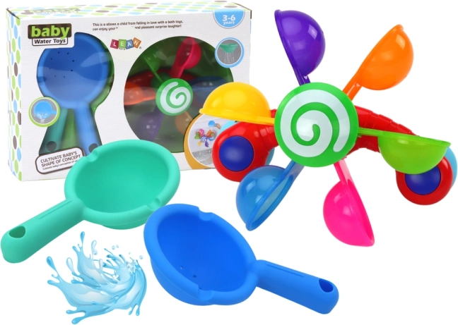 Sukamoji vonios žaislinė su spalvotomis lėkštelėmis ir dviem samteliais