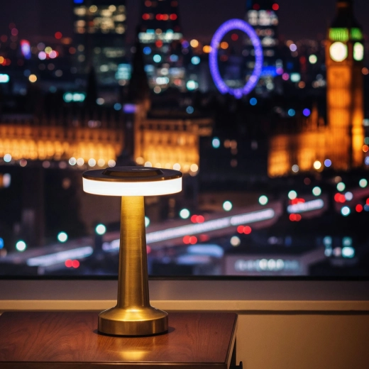 Rechargeable table lamp in gold with adjustable light temperature