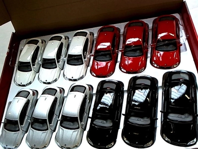 Metalinis BMW X6 modeliukas 1:38 su „pull-back“ pavara ir atidaromomis durelėmis