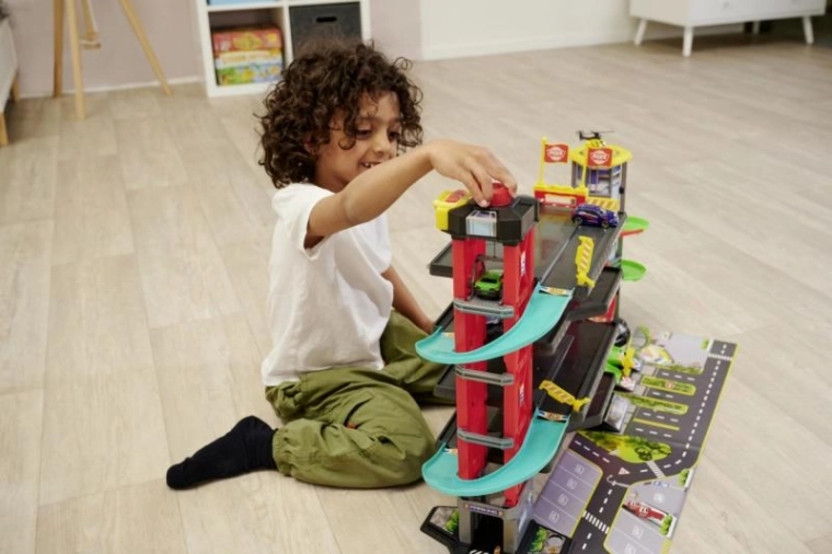 Metaliniai automobiliukai ir sraigtasparnis