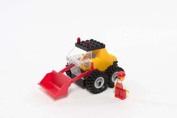 Krautuvas su raudonu kaušu